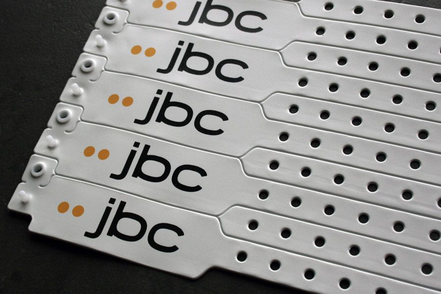 witte brede polsbandjes vinyl met opdruk in 2 kleuren voor modemerk JBC